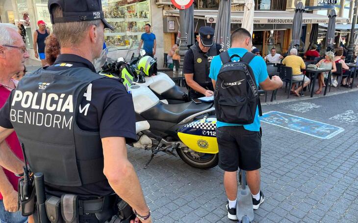 La Policía Local de Benidorm retira en agosto 5 patinetes eléctricos por incumplir la normativa en una campaña de controles aleatorios