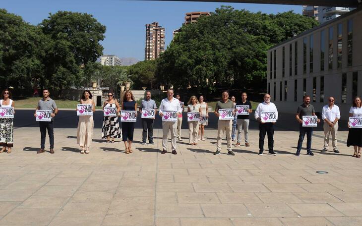 Minuto de silencio en el Ayuntamiento de Benidorm.
