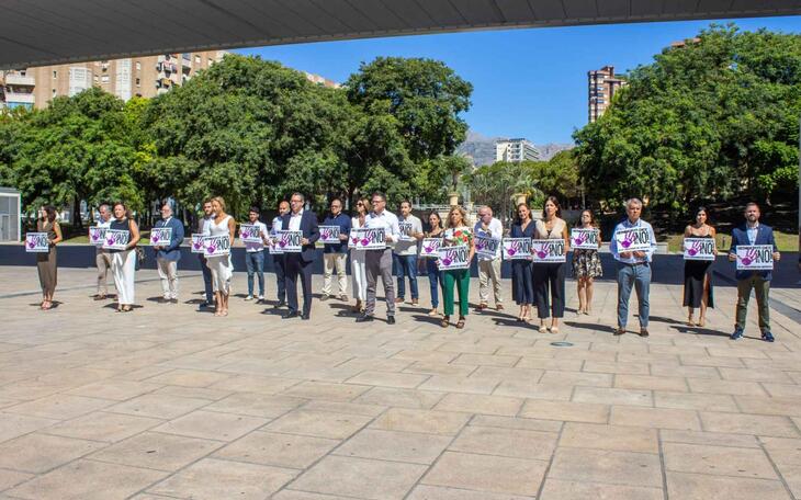 Minuto de silencio en el Ayuntamiento de Benidorm.
