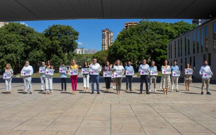 Minuto de silencio en el Ayuntamiento de Benidorm.