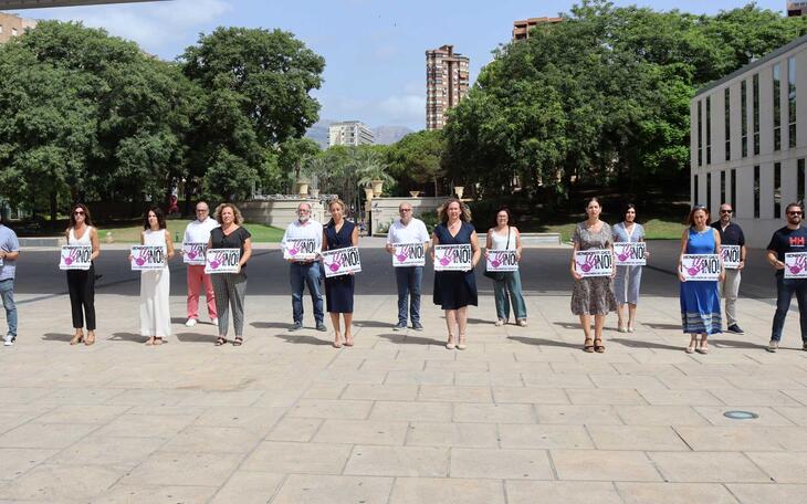 Minuto de silencio en el Ayuntamiento de Benidorm.