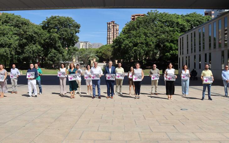 Minuto de silencio en el Ayuntamiento de Benidorm.