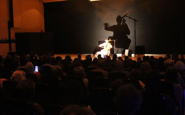 Concierto de Matthieu Saglio en el Salón de Actos