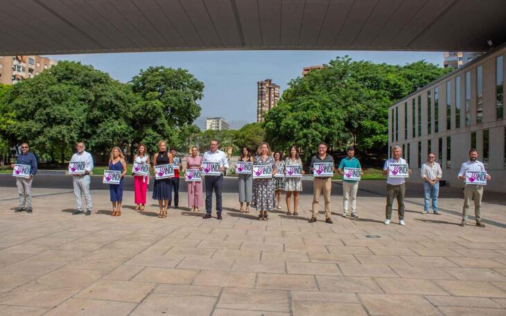 Minuto de silencio en el Ayuntamiento de Benidorm.
