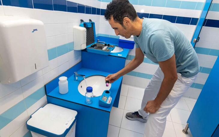 El Laboratorio Municipal analiza las instalaciones hídricas de los centros educativos de cara a la vuelta al cole