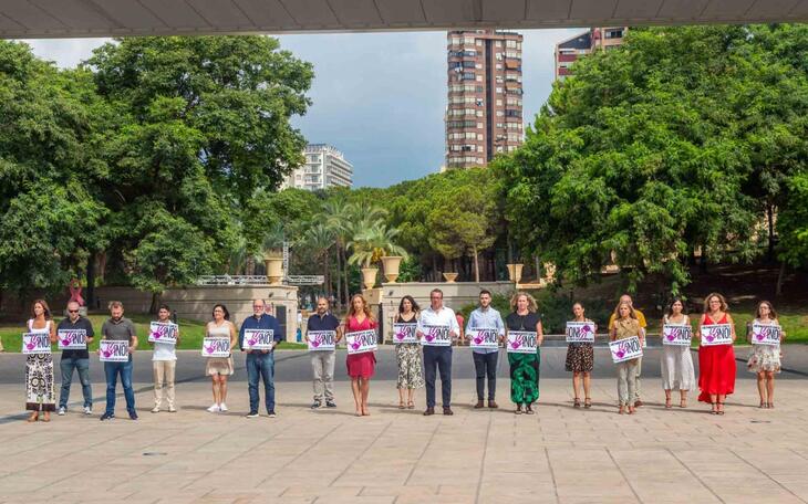 Minuto de silencio en el Ayuntamiento de Benidorm.