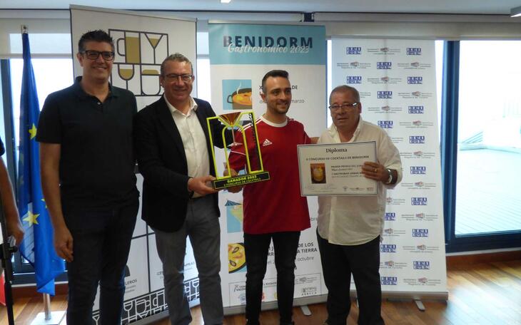 ‘Destello de jazmín’, del Gastrobar Urban Beach se alza con el primer premio del jurado en el II Concurso de Cocktails de Benidorm