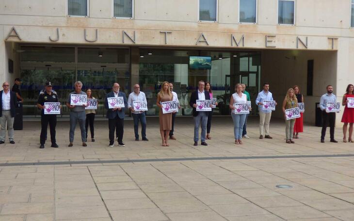 Minuto de silencio en el Ayuntamiento de Benidorm.