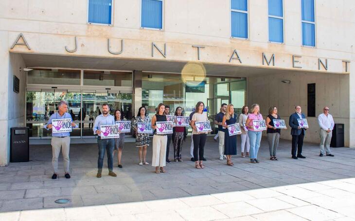 Minuto de silencio en el Ayuntamiento de Benidorm.