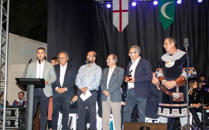 Jaime Jesús Pérez descubre el nombre del ganador del concurso.