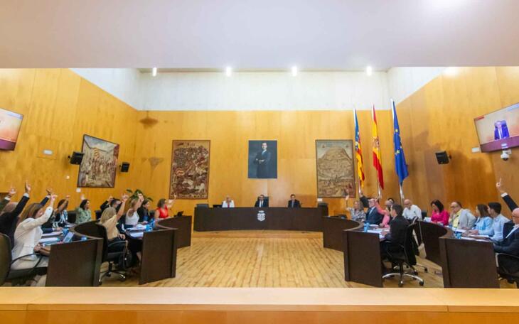 El pleno aprueba la rescisión del contrato de la grúa y la zona azul por los incumplimientos de la empresa