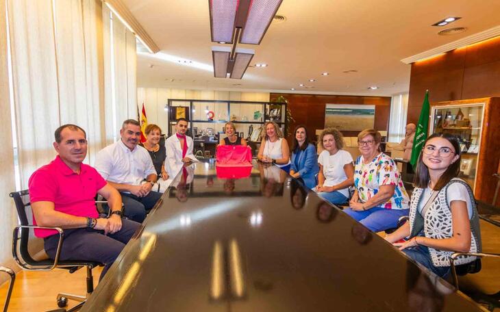 Anémona presenta su camiseta solidaria de la marcha contra el cáncer de mama del 22 de octubre