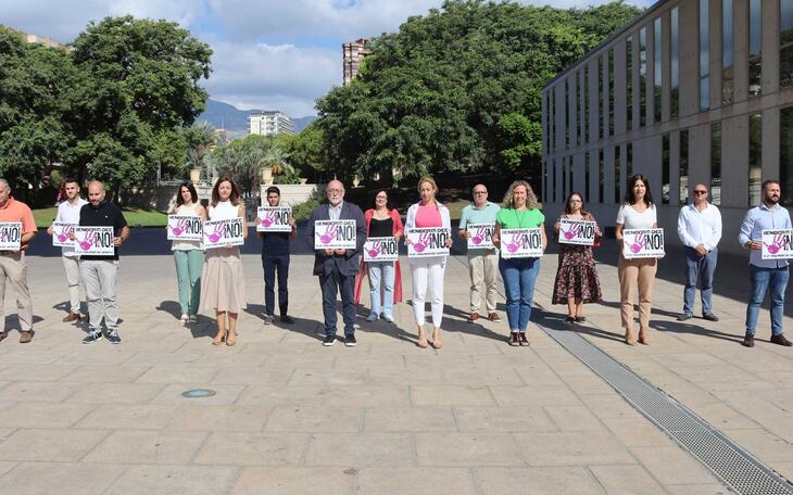 Minuto de silencio en el Ayuntamiento de Benidorm.