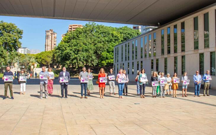 Minuto de silencio en el Ayuntamiento de Benidorm.