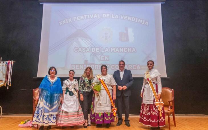 De izquierda a derecha: Loren Torres, Aitana Galiana, Mariló Cebreros, Alba Jiménez, Toni Pérez y Sandra Alcarcón.