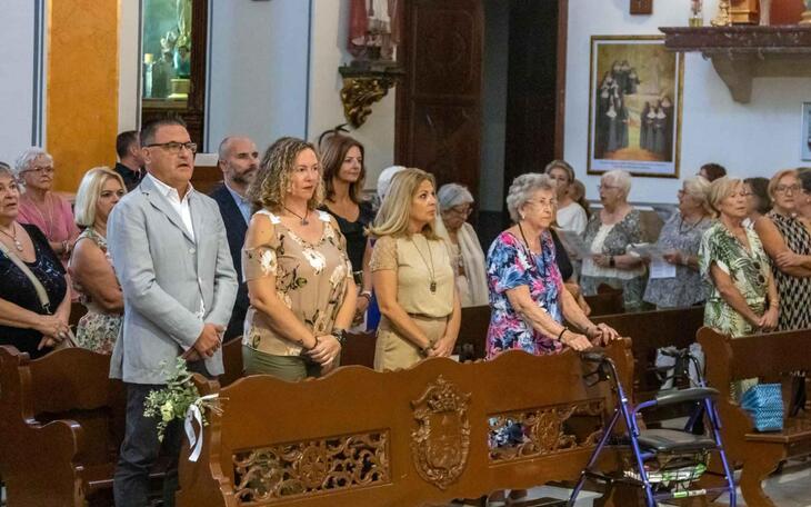 José Ramón González de Zárate, Ángela Zaragozí y otros concejales durante el acto religioso.