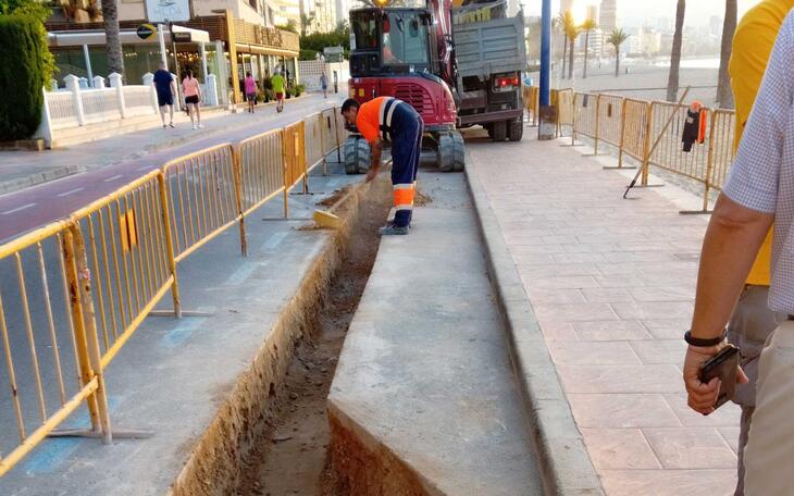 Benidorm renueva la canalización del alumbrado público y los servicios municipales en la playa de Poniente