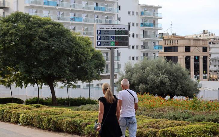 El parking de l’Aigüera incorpora en su exterior nuevos elementos tecnológicos de información sobre el número de plazas disponibles 