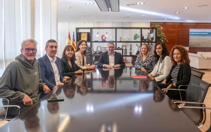 El alcalde de Benidorm recibe a la nueva junta directiva de Avibe, presidida por Débora Carretero 