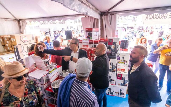La X Feria Outlet arranca en Benidorm con una veintena de comercios y elevada participación de público 
