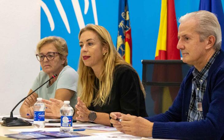 Ana Pellicer, en el centro, se dirige a la asamblea.