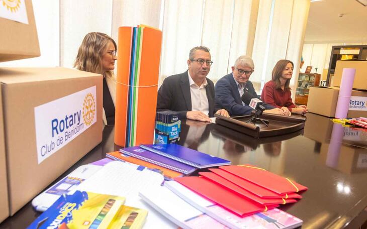 Entrega de material escolar del Rotary Club