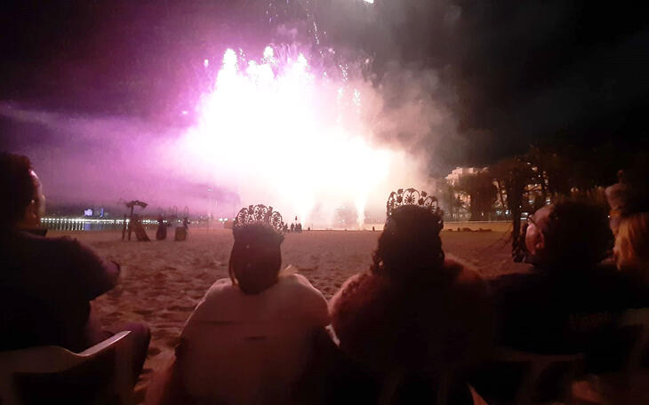 Desfile de carrozas y fuegos artificiales