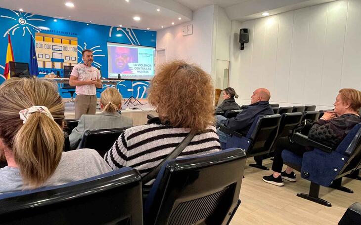 Con un taller contra la violencia de género, arrancan las actividades del 25N en Benidorm