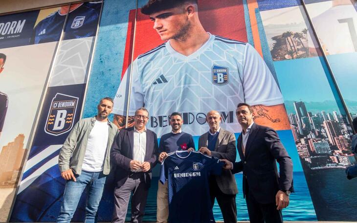 El alcalde asiste a la salida a la venta de la equipación oficial del Benidorm C.F. 