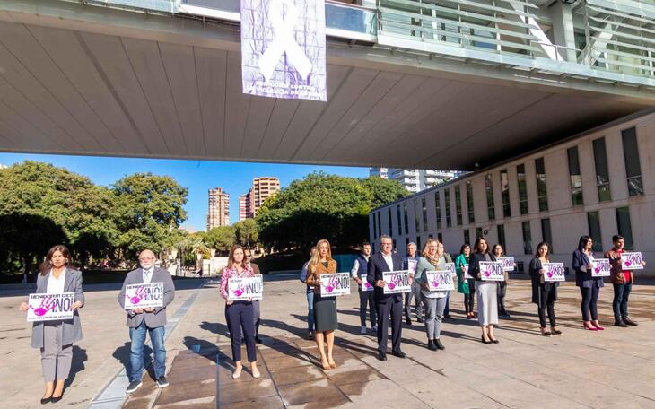 El Ayuntamiento de Benidorm reitera su rechazo a la violencia machista con un gran lazo morado en su fachada principal