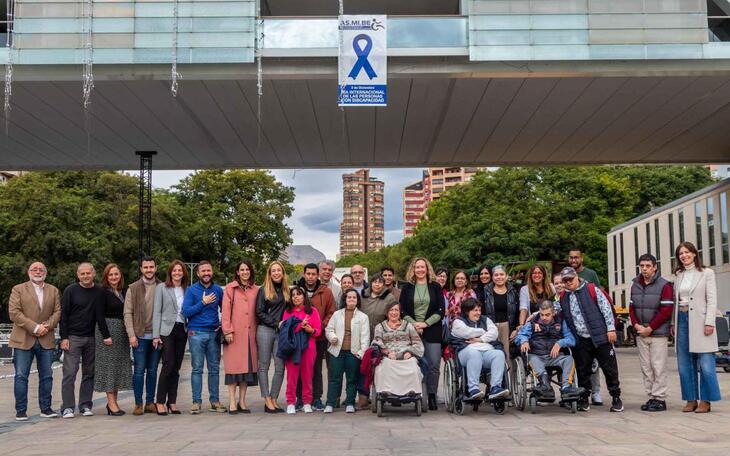 Asmibe coloca un lazo conmemorativo en el balcón del Ayuntamiento con motivo del Día Internacional de las Personas con Discapacidad 