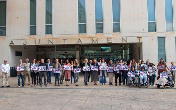 Minuto de silencio en el Ayuntamiento de Benidorm.