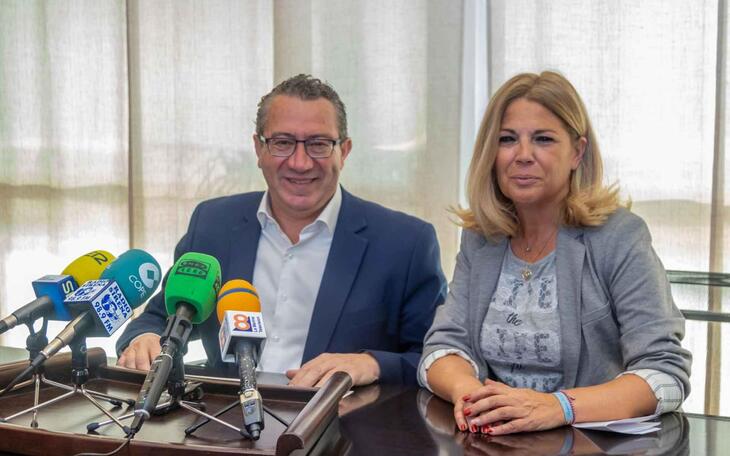 Toni Pérez, alcalde de Benidorm y la concejal de Fiestas Mariló Cebreros