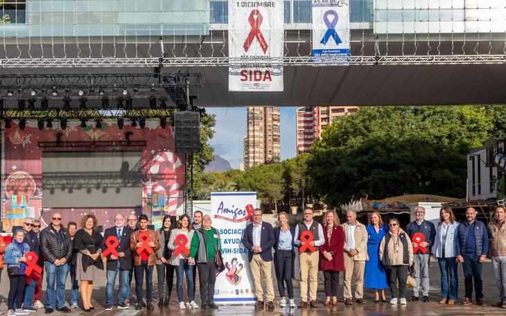 Benidorm conmemora el Día Mundial de la Lucha contra el SIDA con la colocación de un lazo en el balcón del Ayuntamiento