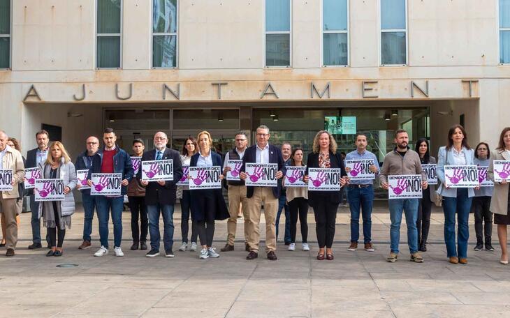Minuto de silencio en el Ayuntamiento de Benidorm.