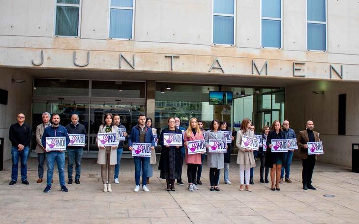 Minuto de silencio en el Ayuntamiento de Benidorm.