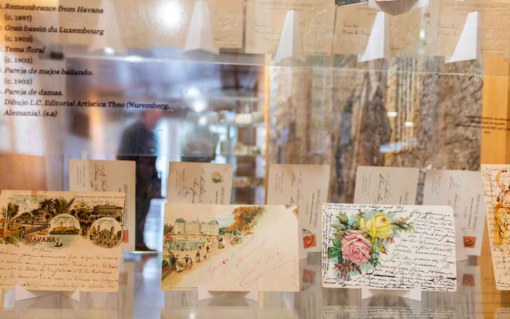 La biblioteca de Benidorm recuerda los 150 años de la primera postal española 