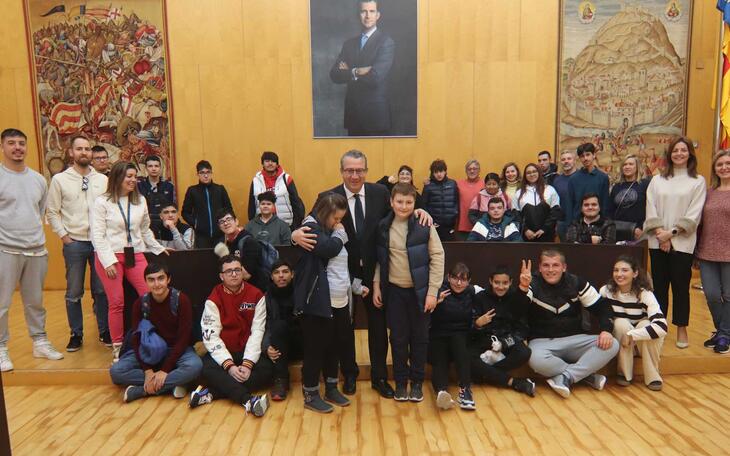 Alumnos de educación inclusiva del IES Beatriu Fajardo realizan una visita al Ayuntamiento de Benidorm 
