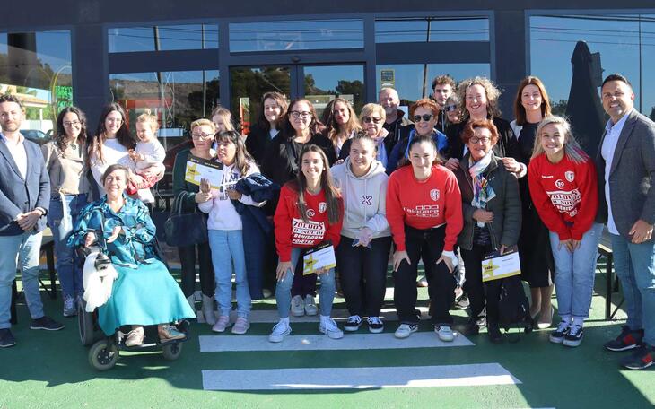 Varias entidades y ciudadanos de Benidorm reciben los premios de una prestigiosa cadena de restauración 