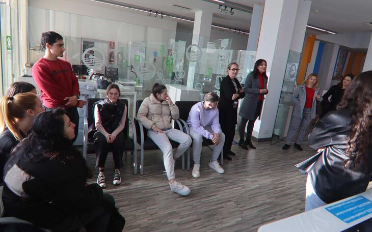 Visita de estudiantes a la Omic de Benidorm