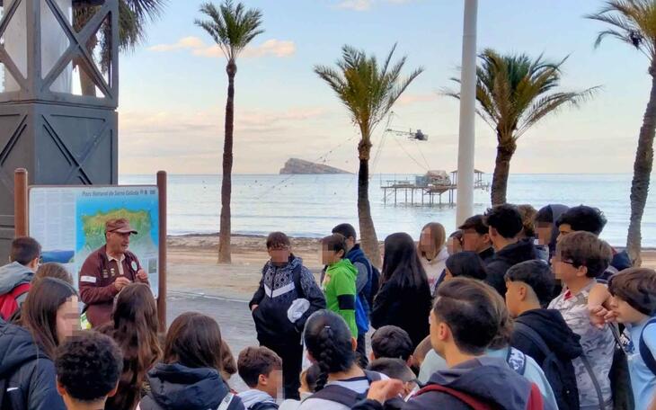 Visita de estudiantes a Torre Les Caletes
