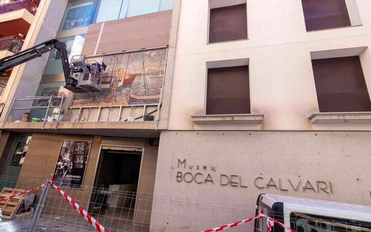 Benidorm coloca el mural restaurado de Gastón Castelló en la fachada principal del Museu Boca del Calvari