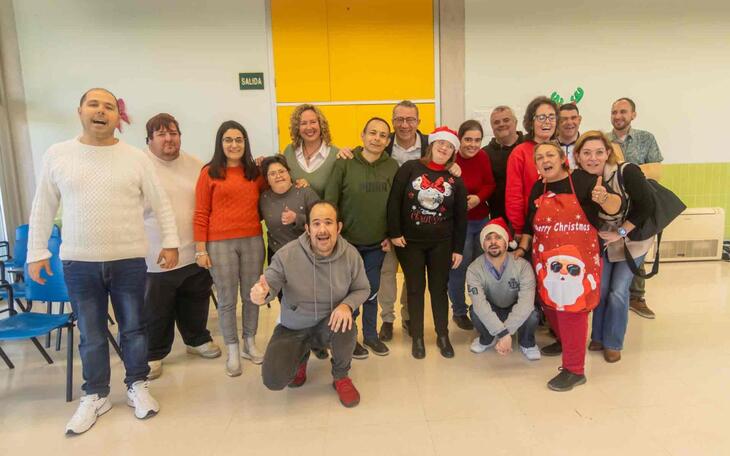 Toni Pérez y Ángela Zaragozí con los alumnos del TAPIS y monitores.