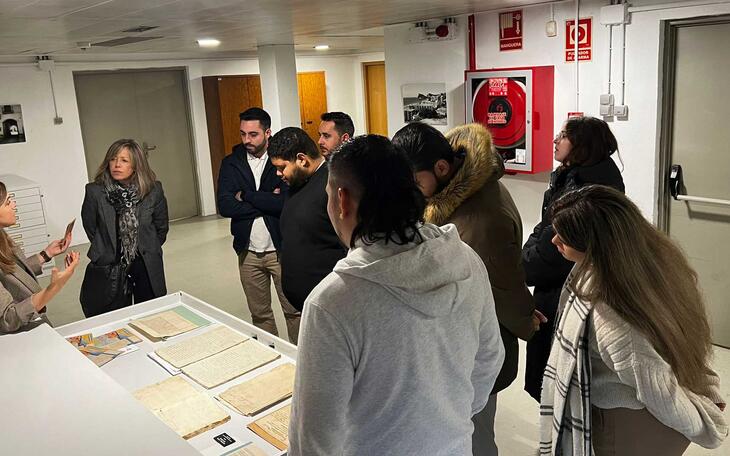 Los alumnos del programa T’Avalem visitan el archivo municipal de Benidorm 