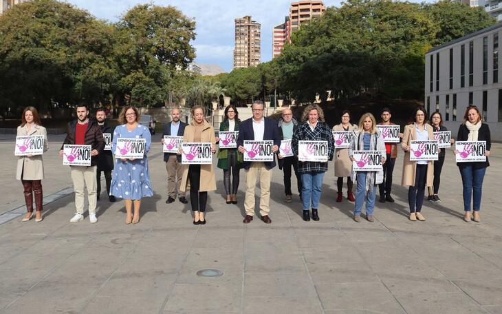 Minuto de silencio en el Ayuntamiento de Benidorm.