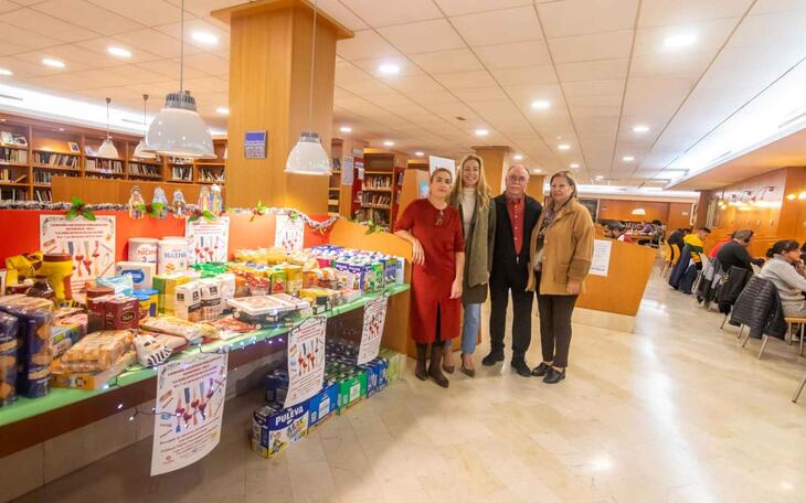 La Biblioteca entrega a Cáritas los alimentos recogidos en la campaña ‘La Biblioteca es la leche”