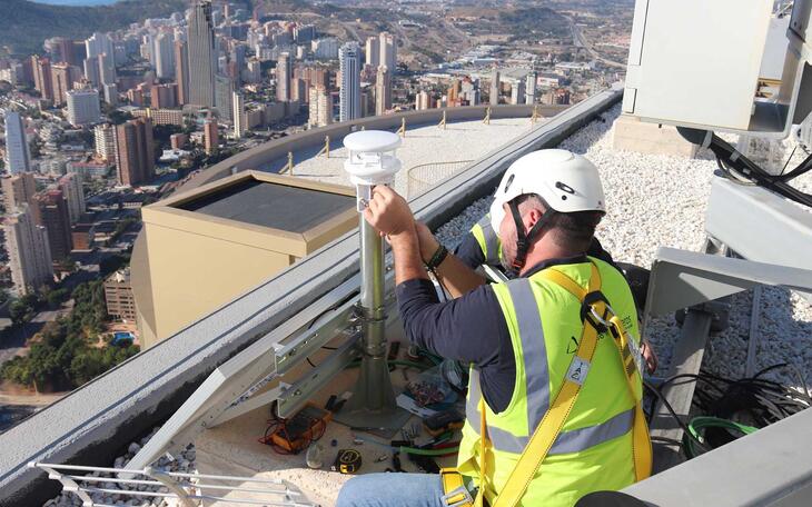 Instalación del anemómetro en edificio In Tempo Benidorm
