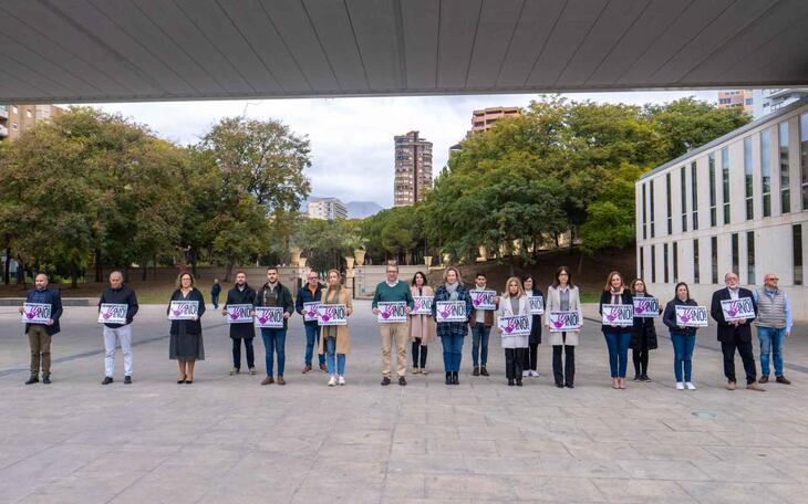 Minuto de silencio en el Ayuntamiento de Benidorm.