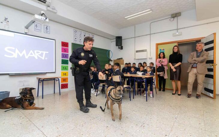 La Unidad K9 de la Policía Local visita a partir de hoy todos los colegios de Benidorm