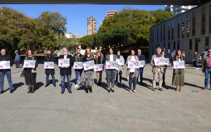 Minuto de silencio en el Ayuntamiento de Benidorm.